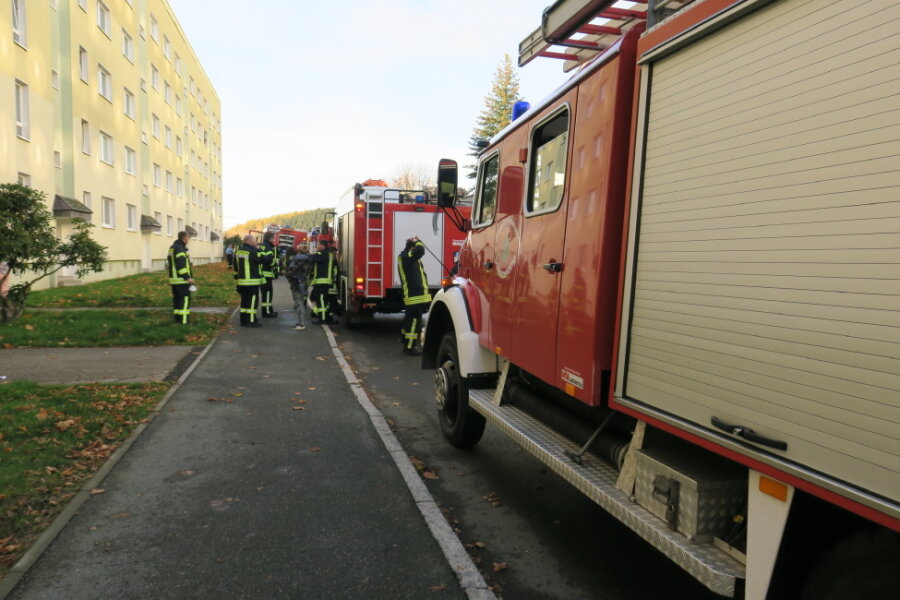 Feuerwehr löscht angebranntes Essen - Angebranntes Essen in einer Wohnung in einem Wohnblock in Schwarzenberg hat am Samstag für einen Feuerwehreinsatz gesorgt. 