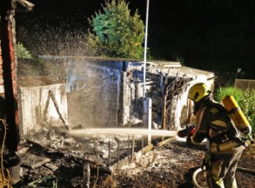 Feuerwehr löscht bei Mitternachtseinsatz Brand in einer Gartenanlage - 