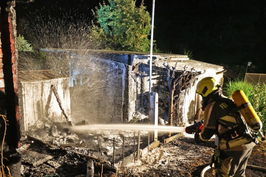 Feuerwehr löscht bei Mitternachtseinsatz Brand in einer Gartenanlage 