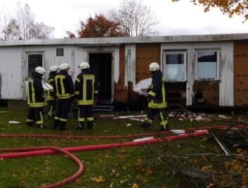 Feuerwehr löscht Brand eines Anbaus - Die Feuerwehr löschte den Brand am Sportlerheim Sayda.