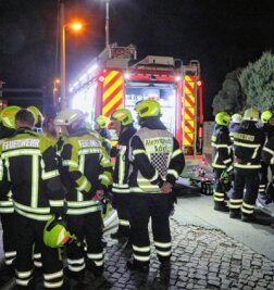 Feuerwehr löscht Brand in Adorf - Die Feuerwehr musste am Sonntag zu einem Brand ins Neukirchener Adorf ausrücken. 