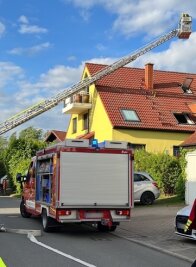 Feuerwehr löscht Brand in Badezimmer - Die Feuerwehrleute bekämpften den Brand in Frankenberg von einer Drehleiter aus. 