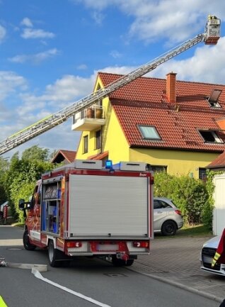 Die Feuerwehrleute bekämpften den Brand in Frankenberg von einer Drehleiter aus. 