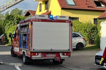 Die Feuerwehrleute bekämpften den Brand in Frankenberg von einer Drehleiter aus. 