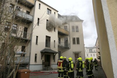 Feuerwehr löscht Brand in Hausflur - 