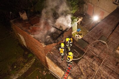 Feuerwehr löscht Brand in Hinterhof - 