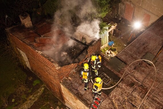 Feuerwehr löscht Brand in Hinterhof - 
