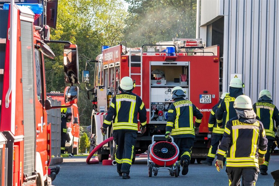 Feuerwehr löscht brennende Maschine in Olbernhau - Die freiwilligen Feuerwehren Olbernhau und Oberneuschönberg wurden zu einer in Brand geratenen Maschine gerufen.