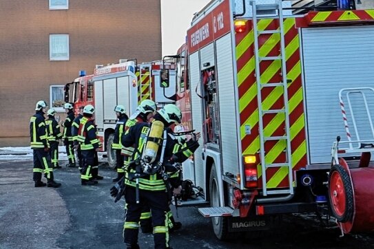 Feuerwehr löscht brennende Schachtel - Mit 34 Kameraden und sechs Fahrzeugen war die Freiwillige Feuerwehr Meerane an den Westring ausgerückt. 