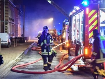Den Brand zweier Schuppen musste die Feuerwehr am Mittwoch in Lugau löschen. 