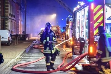 Feuerwehr löscht brennende Schuppen - Den Brand zweier Schuppen musste die Feuerwehr am Mittwoch in Lugau löschen. 