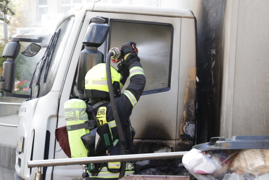 Feuerwehr löscht brennenden Laster auf dem Sonnenberg - 