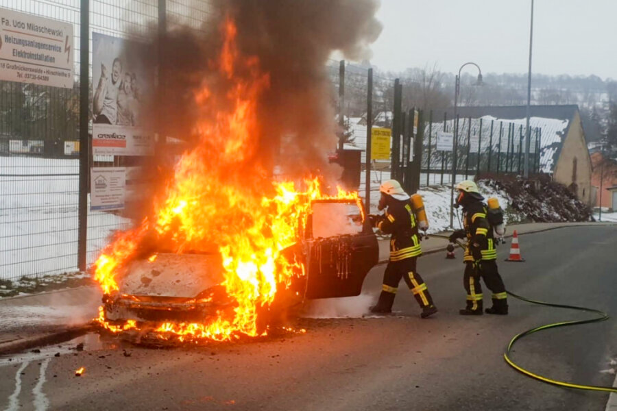 Feuerwehr löscht Fahrzeugbrand in Großrückerswalde - 
