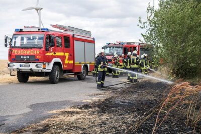 Feuerwehr löscht Feldbrand bei Lunzenau - 