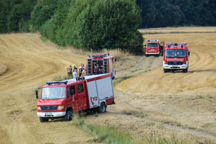 Feuerwehr löscht Feldbrand in Schneeberg - 