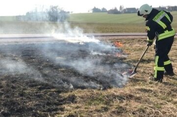 Feuerwehr löscht Feldbrand - Nahe Krummenhennersdorf brannte es auf einem Feld. 