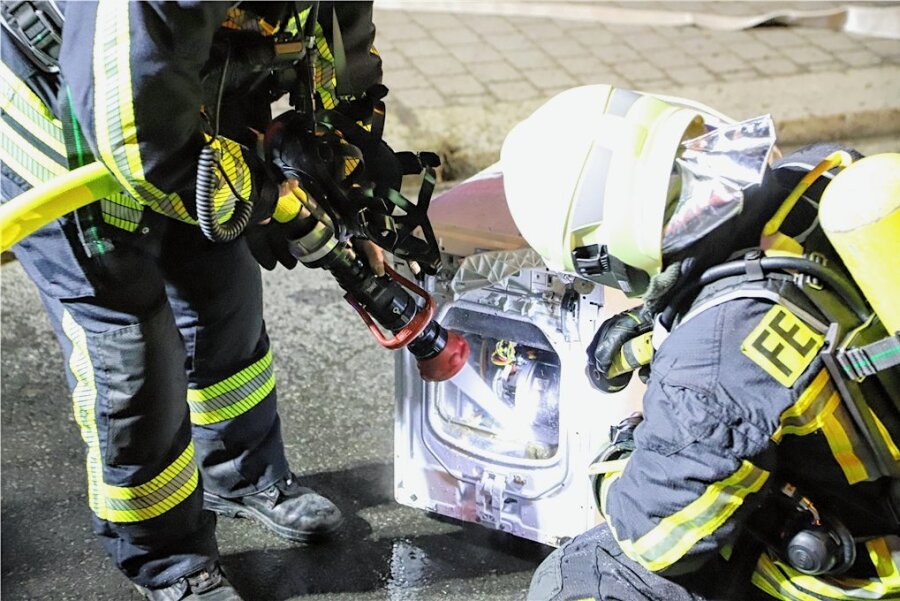 Feuerwehr löscht in Aue brennende Waschmaschine - Eine brennende Waschmaschine hat die Feuerwehr am Freitagabend in Aue gelöscht. Foto: Niko Mutschmann