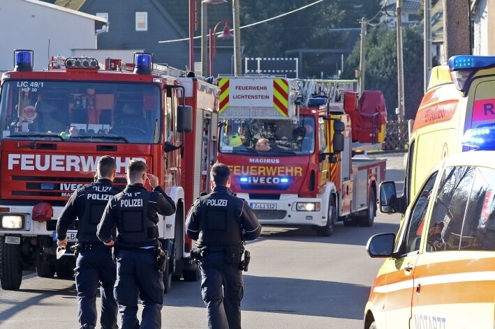 Feuerwehr löscht in Bernsdorf - 