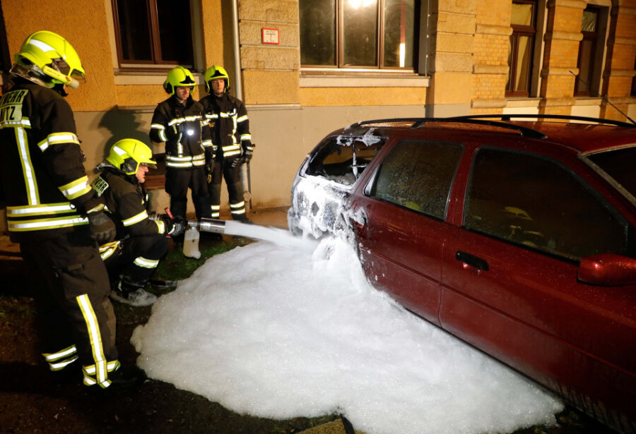 Feuerwehr löscht in Schloßchemnitz brennendes Auto - Der Brand war offenbar an einem Hinterrad unterhalb des Tankdeckels ausgebrochen.