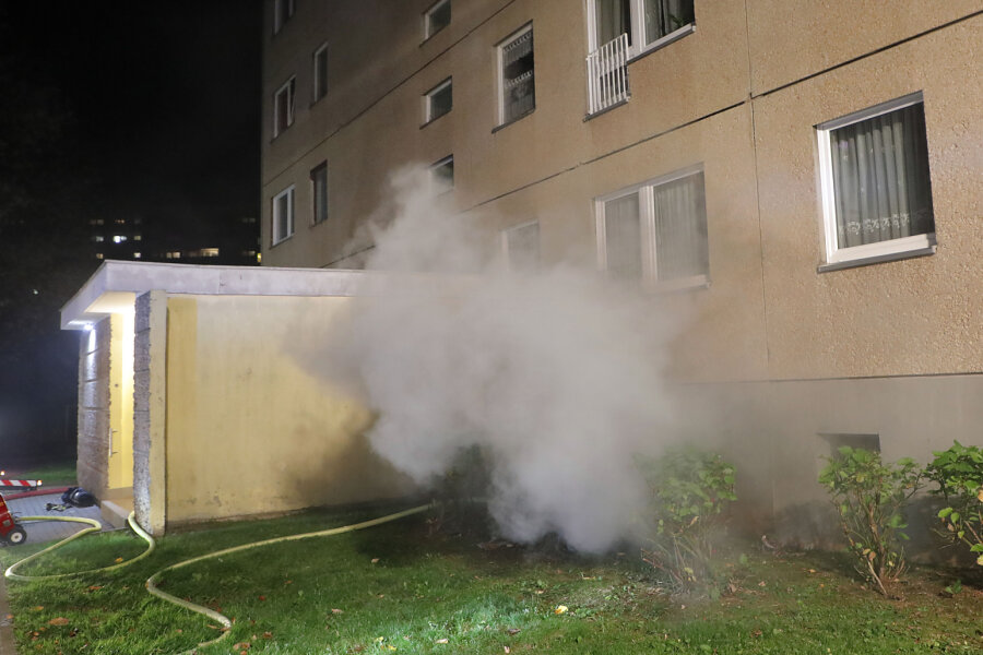 Feuerwehr löscht Kellerbrand in Markersdorf - 
