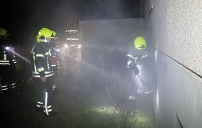 Feuerwehr löscht Kellerbrand in Wohnblock in Markersdorf - 