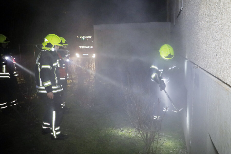 Feuerwehr löscht Kellerbrand in Wohnblock in Markersdorf - 