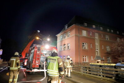 Feuerwehr löscht Küchenbrand in Burgstädt - 
