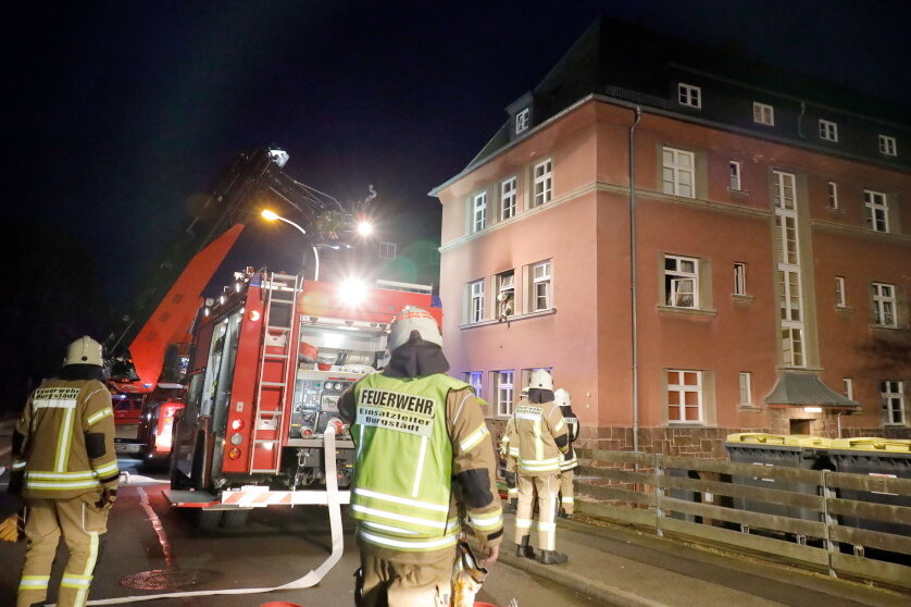 Feuerwehr löscht Küchenbrand in Burgstädt - 