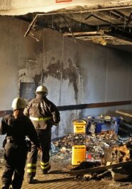 Feuerwehr löscht Mülltonnen - Beim Feuer in Hohenstein-Ernstthal wurden Wand und Decke einer Tiefgarage beschädigt. 