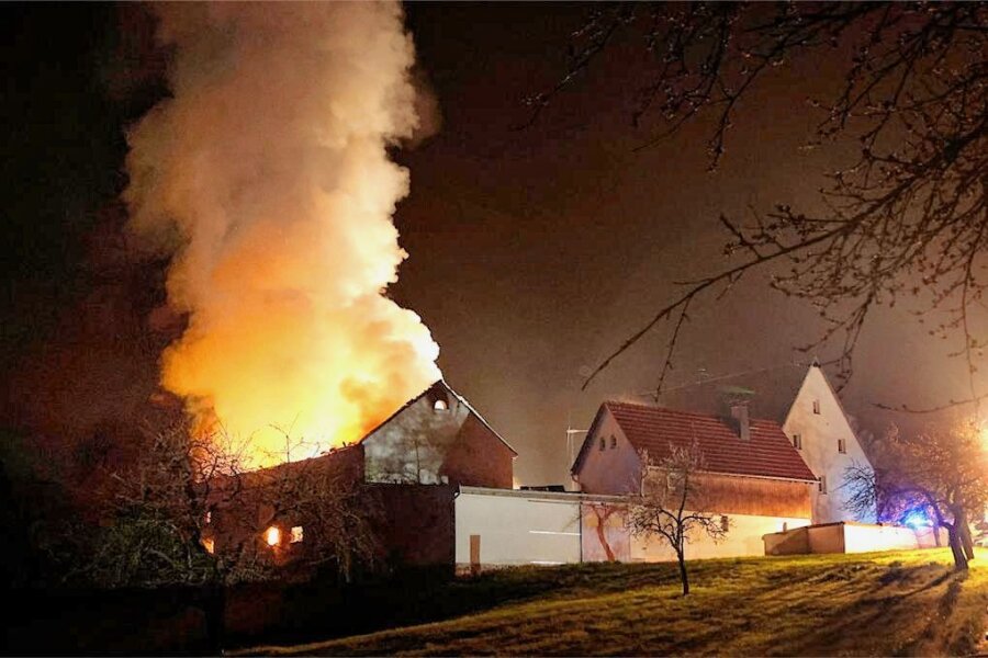 Feuerwehr löscht Scheunenbrand in Heiersdorf - Familie des Vierseithofes unverletzt - Brandursache unklar - Die Scheune eines Vierseithofes hat in der Nacht zu Donnerstag im Burgstädter Ortsteil Heiersdorf gebrannt. 