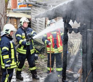 Feuerwehr löscht Schuppenbrand - Die Ehrenamtlichen bei den Löscharbeiten. 