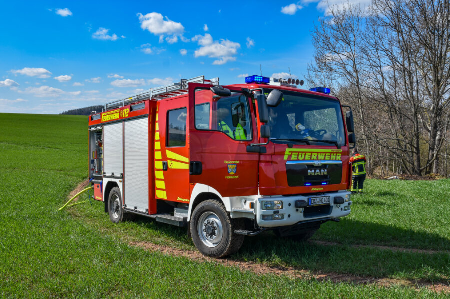 Feuerwehr löscht Wiesenbrand bei Hohndorf