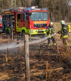 Feuerwehr löscht Wiesenbrand - Bei Elterlein musste diese Feuerwehr wegen eines Wiesenbrandes ausrücken. 