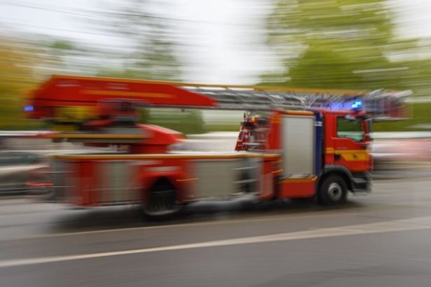 Feuerwehr löscht Wohnungsbrand in Flöha - 