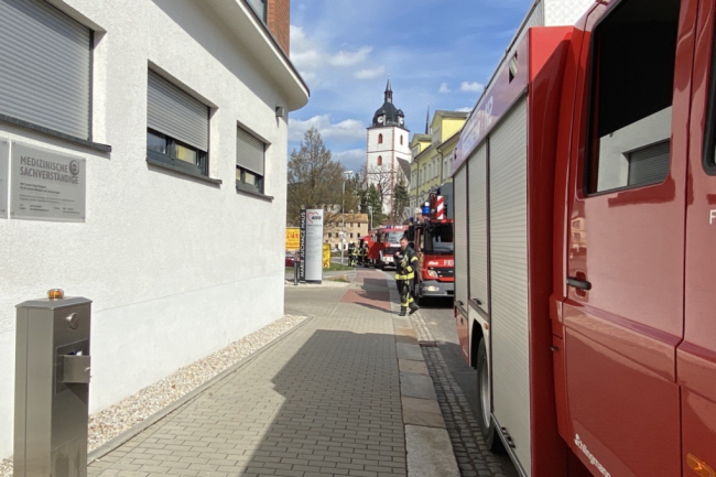 Vier Fahrzeuge der Feuerwehr sorgten am Mittwochmittag an der Weberstraße in Mittweida für Aufsehen. 