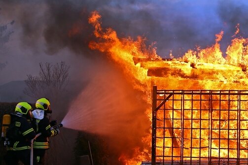 Feuerwehr muss brennende Laube löschen - 