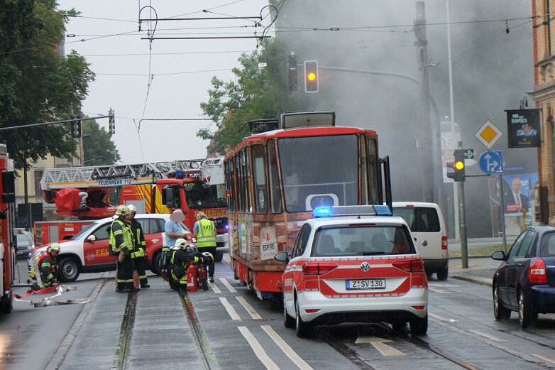 Feuerwehr muss brennende Straßenbahn löschen - 