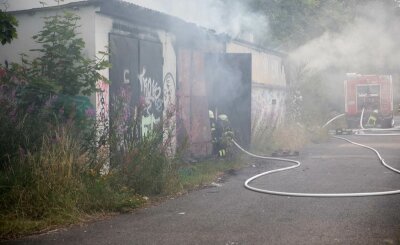 Feuerwehr muss Garagenbrand löschen - Zu einem Garagenbrand in Freiberg ist am Sonntagnachmittag die Feuerwehr ausgerückt.