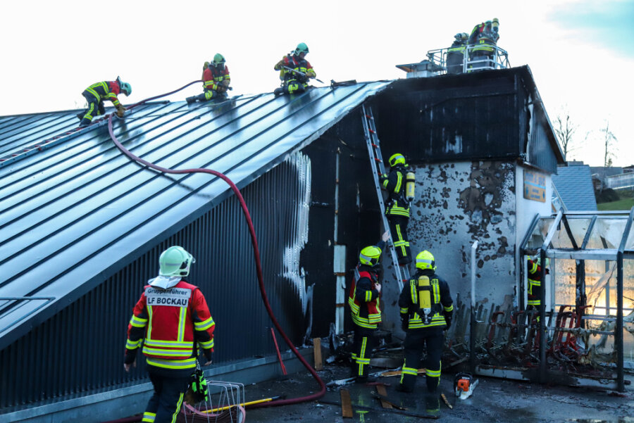 Gegen 15.45 Uhr am Silvestertag wurde die Feuerwehr Bockau zu einem Brand zum Supermarkt in die Uferstraße gerufen.