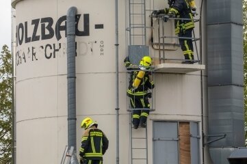 Feuerwehr muss Spänebunker leeren - Insgesamt waren rund 50 Feuerwehrleute im Einsatz. 