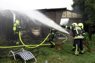 Feuerwehr muss zu mehreren Bränden ausrücken - Am Abend brannte ein Bungalow in Kleinolbersdorf-Altenhain.