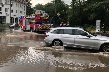 Feuerwehr nach Gewitter im Einsatz - Überflutet wurde am Montagnachmittag auch die Leipziger Straße(B 101) in Freiberg. 