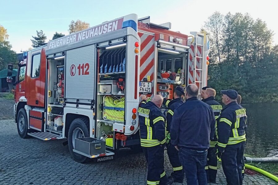 Feuerwehr Neuhausen holt neues Löschfahrzeug aus Ulm ab - Aus Baden-Württemberg ins Erzgebirge: Mitglieder der Neuhausener Feuerwehr freuen sich über ein modernen Löschfahrzeug. 