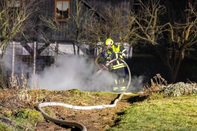 Feuerwehr probt im Erzgebirge den Ernstfall - Der Brandrauch wurde mit zwei Nebelmaschinen simuliert.