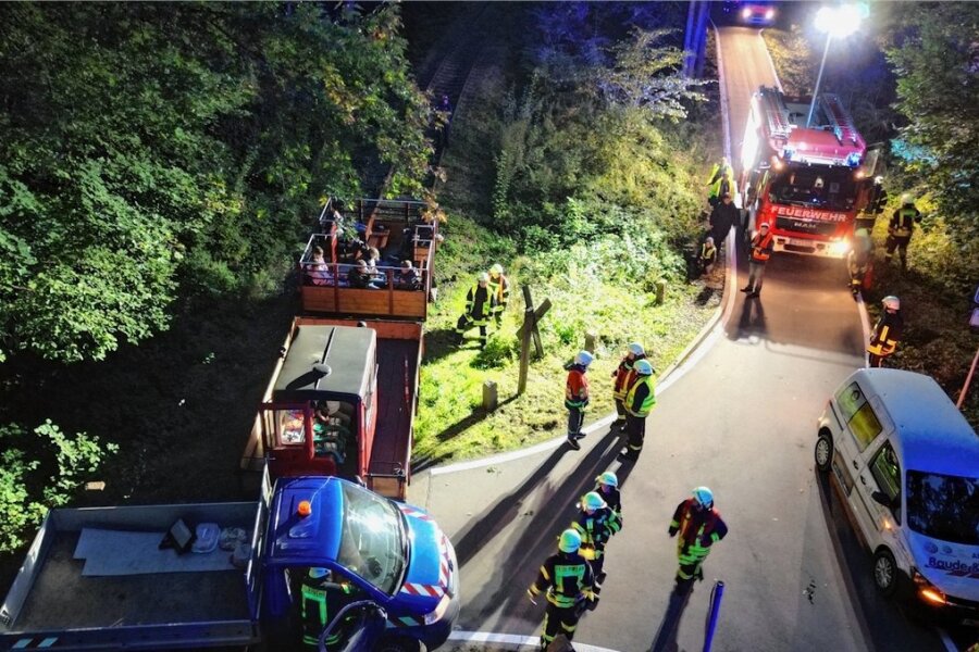 Feuerwehr probt Unfalleinsatz am Chemnitztalradweg - Das Szenario: Die Museumsbahn stößt im Schweizerthal nahe der Chemnitz mit einem Auto zusammen.
