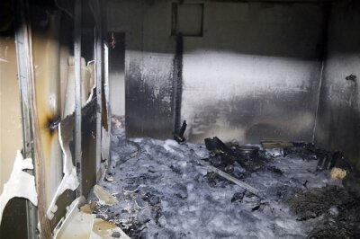Feuerwehr rettet 20 Menschen bei Kellerbrand in Hainichen - 