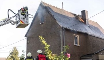Feuerwehr rettet bewusstlosen Mann - In Siebenlehn brannte am Sonntag ein Dachstuhl. 