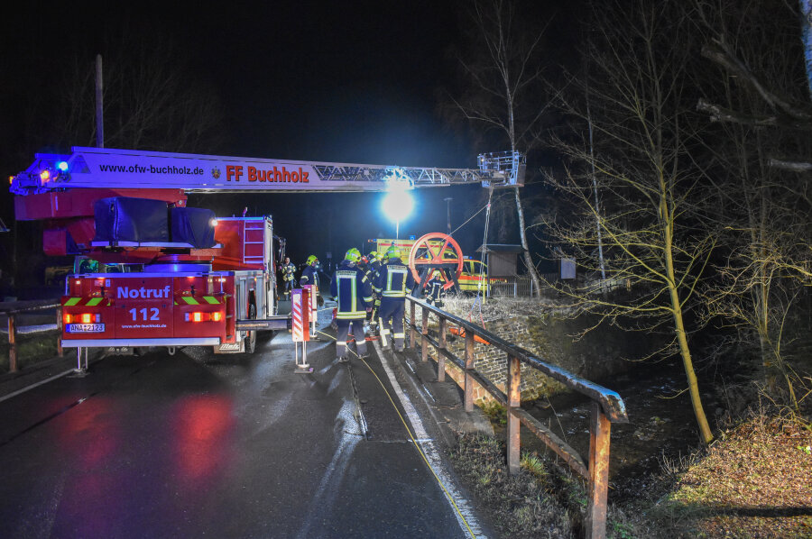 Feuerwehr rettet Mann in Annaberg-Buchholz aus Fluss - In der Nacht von Freitag zu Samstag ist ein Mann in Annaberg-Buchholz aus der Sehma gerettet worden.