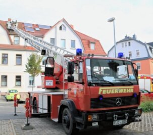 Feuerwehr rettet Person übers Dach - Zur Rettung einer Person ist in Flöha die Drehleiter der Feuerwehr zum Einsatz gekommen. 