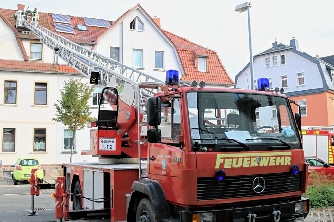 Feuerwehr rettet Person übers Dach - Zur Rettung einer Person ist in Flöha die Drehleiter der Feuerwehr zum Einsatz gekommen. 